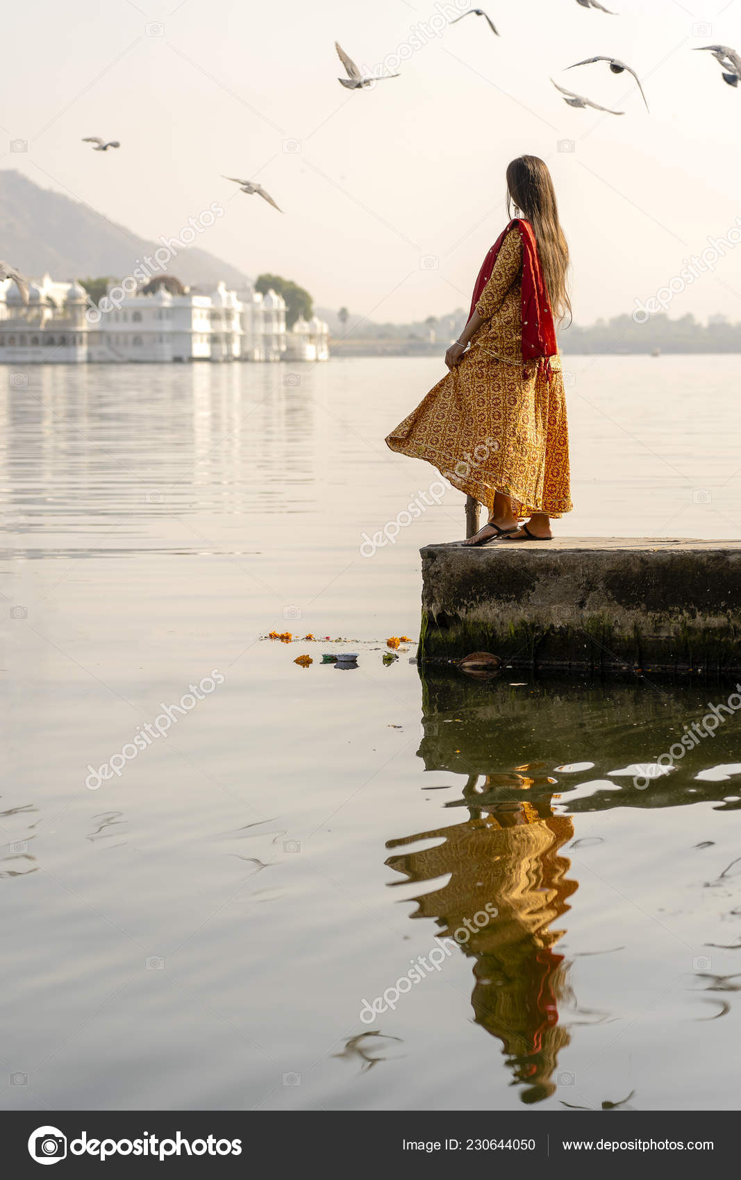 Lonely Indian Woman Beautiful Dress Looks Lake Udaipur Rajasthan India