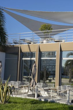 Masa ve sandalyeler ile Batum, Gürcistan'daki denize yakın kıyısında sokak bir kafede şemsiye. Batum Gürcistan'daki en çok ziyaret edilen turistik yerlerinden biridir.