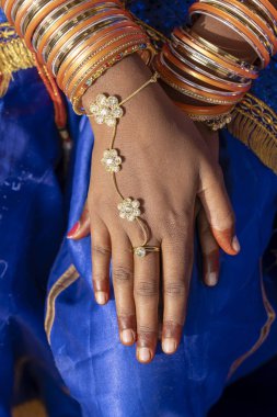 Bir Hint kadının elleri kostüm takı Pushkar, Hindistan ile dekore edilmiştir. Yakın çekim