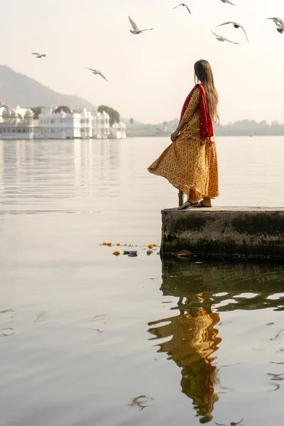 Eenzame Indiase Vrouw Een Mooie Jurk Kijkt Naar Het Meer — Stockfoto