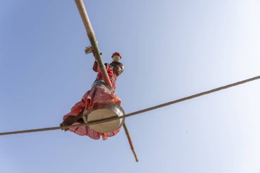 PUSHKAR, INDIA - 16 Kasım 2018: Bilinmeyen denge ailesi, Pushkar Camel Mela 'nın kutsal şehir Pushkar, Rajasthan, Hindistan yakınlarındaki gösterisini zamanında gerçekleştirdi