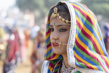 PUSHKAR, INDIA - 16 Kasım 2018: Çölde Hintli genç kız Thar zamanında Pushkar Camel Mela kutsal şehir Pushkar, Rajasthan, Hindistan, yakın portre