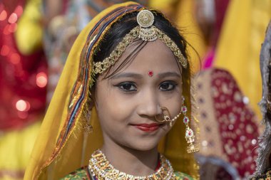 PUSHKAR, INDIA - 16 Kasım 2018: Çölde Hintli genç kız Thar zamanında Pushkar Camel Mela kutsal şehir Pushkar, Rajasthan, Hindistan, yakın portre