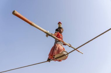 PUSHKAR, INDIA - 16 Kasım 2018: Bilinmeyen denge ailesi, Pushkar Camel Mela 'nın kutsal şehir Pushkar, Rajasthan, Hindistan yakınlarındaki gösterisini zamanında gerçekleştirdi