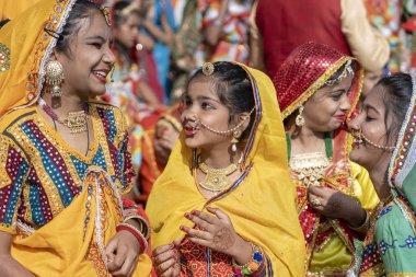 PUSHKAR, INDIA - 16 Kasım 2018: Çölde Hintli genç kız Thar zamanında Pushkar Camel Mela kutsal şehir Pushkar, Rajasthan, Hindistan, yakın portre