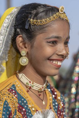 PUSHKAR, INDIA - 16 Kasım 2018: Çölde Hintli genç kız Thar zamanında Pushkar Camel Mela kutsal şehir Pushkar, Rajasthan, Hindistan, yakın portre
