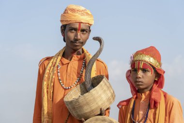 Hindu sadhu kutsal erkek ve yılan kobra Pushkar, Hindistan, portre kadar yakın