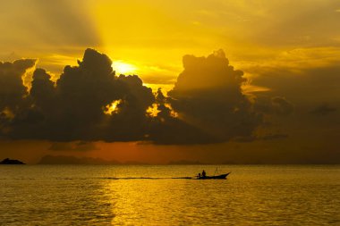 Sakin deniz suyunun üzerinde güzel bir gün batımı. Yaz tatili kavramı. Koh Phangan Adası, Tayland