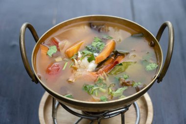 Tom yam kung ya da Tom yum, Tom yam karidesli baharatlı temiz bir çorba, yakın plan. Tayland 'da popüler yemekler, Tayland mutfağı.