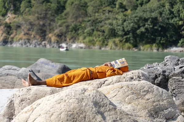 Rishikesh India Noviembre 2018 Sadhu Indio Hombre Santo Descansa Día — Foto de Stock