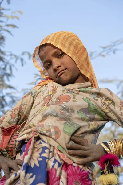 India pobre chica a tiempo Pushkar Camel Mela, Rajastán, India, primer plano retrato — Foto de Stock