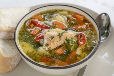 Somon çorbası ile patates, havuç, dereotu, biber kase, yakın çekim. Balık ve sebze çorbası