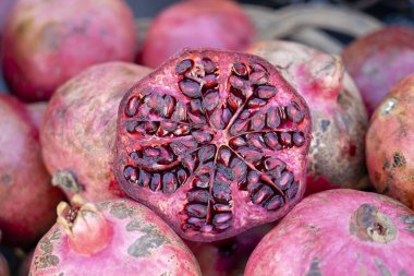 Organik, taze, Tiflis, Gürcistan, yerel çiftçilerin pazarda satışa garnet red yakın çekim