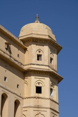 Hindistan 'ın tarihi şehri Amer, Jaipur, Rajasthan' daki Amber Kalesi manzarası. Hindistan 'daki ünlü seyahat merkezi.