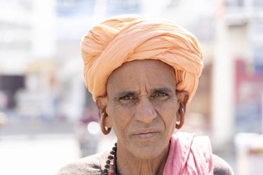 Pushkar, Hindistan - 11 Kasım 2018: Rajasthani adam giyen geleneksel kıyafet ve türban portre kutsal şehre Pushkar Rajasthan, Hindistan ziyareti, yakın çekim