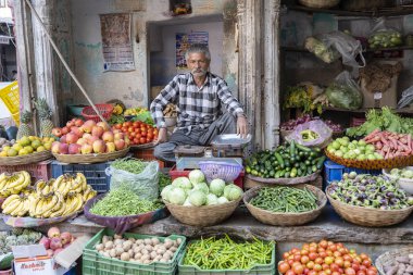 Pushkar, Hindistan - 11 Kasım 2018: kutsal şehir Pushkar, Rajasthan, Hindistan sokak pazarında sebze satan adam