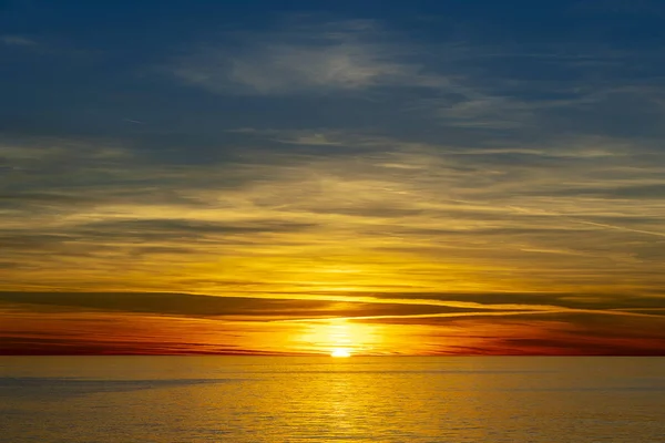 Piękny Zachód Słońca Nad Spokojne Morze Koncepcję Wakacji Letnich — Zdjęcie stockowe