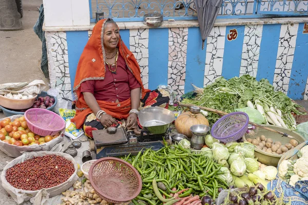 Pushkar India November 2018 Woman Selling Vegetables Street Market Holy — Stock Photo, Image