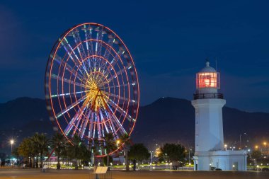 Batum, Gürcistan - 31 Ekim 2018: Dönme dolap ve Batum, Gürcistan ortasına gece feneri