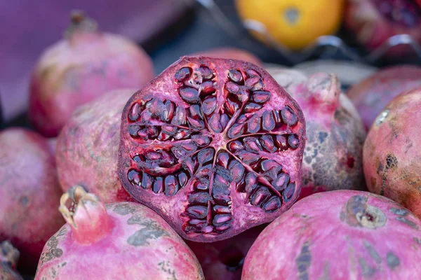 Bio Frisch Roter Granat Zum Verkauf Auf Einem Lokalen Bauernmarkt — Stockfoto