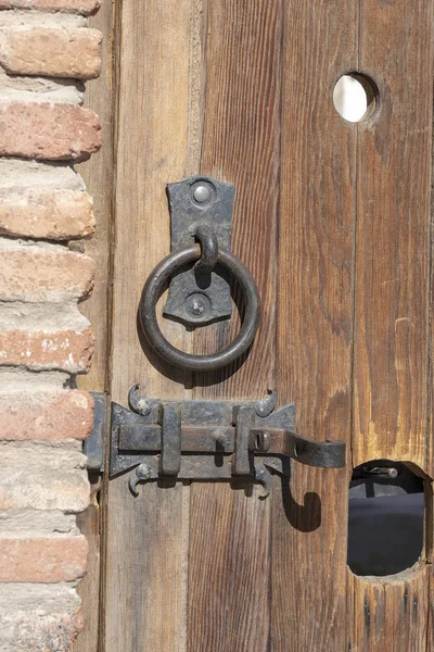 トビリシ ジョージア 古代の木製のドアのドアのノッカーをクローズ アップ — ストック写真