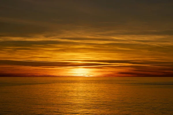 Bel Tramonto Sull Acqua Mare Calma Concetto Vacanza Estiva — Foto Stock