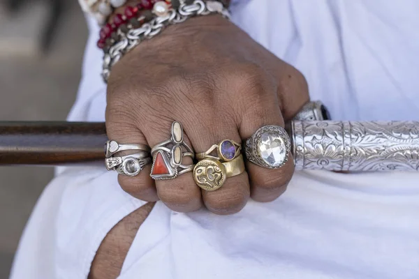 Bella Mano Maschile Decorata Con Anelli Bracciali Pushkar Rajasthan India — Foto Stock