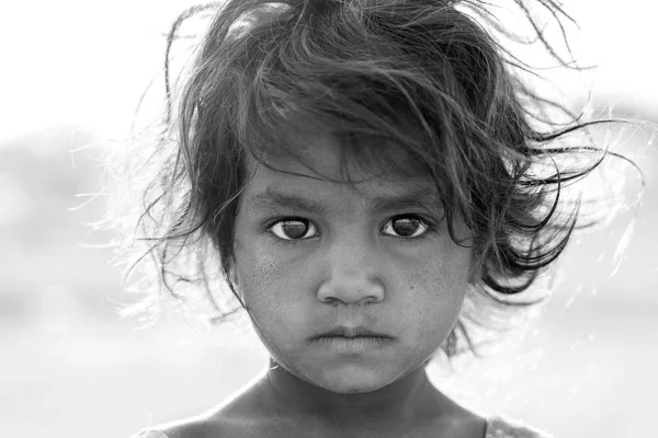 Pushkar, Hindistan - 14 Kasım 2018: Çölde Hint genç kız Thar zamanında Pushkar deve Mela kutsal şehir Pushkar Rajasthan, Hindistan, yakınındaki portre kadar yakın. Siyah ve beyaz
