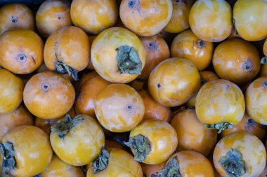 Olgun hurma pazar durak üzerinde döşenir. Organik Trabzon hurması meyveleri yığın itibariyle yerel çiftçilere piyasa. Trabzon hurması arka plan. Hurma meyve çiftçi Market Tiflis, Gürcistan