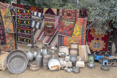 Tiflis, Gürcistan'daki bir bit pazarı, eski halılar, metal testi, ahşap varil ve diğer mutfak eşyaları sattı