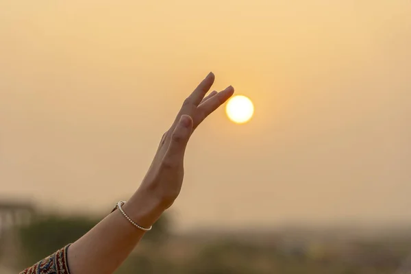 Silhouet Van Jong Meisje Hand Houden Van Zon Tijdens Zonsondergang — Stockfoto