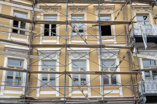 Scaffold House Renovation Scaffolding Building Beige Wall Window Scaffolding System — Stock Photo, Image