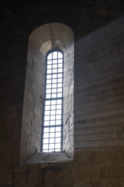 Güneş ışığı Eski Ortodoks Katedrali kemerli pencere üzerinden nüfuz eder