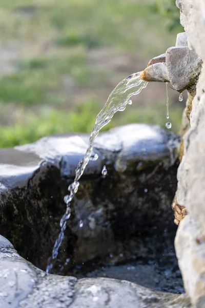 Источник Воды Каменным Каналом Тбилиси Грузия Крупный План — стоковое фото