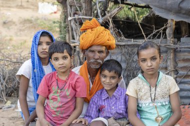 PUSHKAR, INDIA - 13 Kasım 2018: Hintli aile, Hindistan 'ın kutsal şehri Pushkar, Rajasthan yakınlarındaki Pushkar Camel Mela' da çölde bir kulübede yaşıyor.