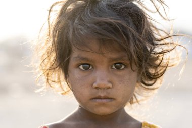 PUSHKAR, INDIA - 14 Kasım 2018: Çölde Hintli genç kız Thar zamanında Pushkar Camel Mela kutsal şehir Pushkar, Rajasthan, Hindistan, yakın portre
