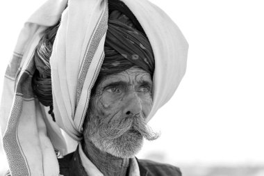 Pushkar, Hindistan - 14 Kasım 2018: Hintli yakınındaki kutsal şehir Pushkar, Rajasthan, Hindistan Thar Pushkar deve Mela sırasında çölde. Bu fuar dünyanın en büyük deve ticaret fuarı var. Siyah ve beyaz