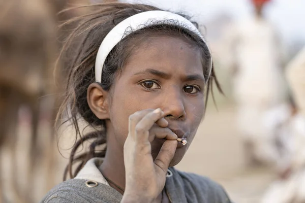 Pushkar Índia Novembro 2018 Menina Indiana Fumando Cigarro Deserto Thar — Fotografia de Stock