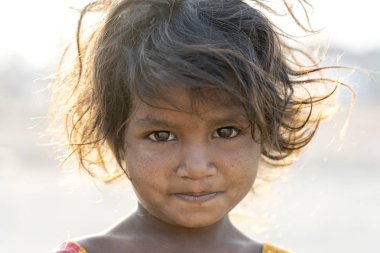 PUSHKAR, INDIA - 14 Kasım 2018: Çölde Hintli genç kız Thar zamanında Pushkar Camel Mela kutsal şehir Pushkar, Rajasthan, Hindistan, yakın portre