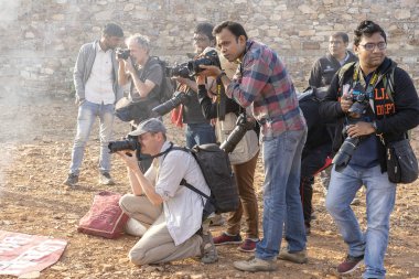 PUSHKAR, INDIA - 14 Kasım 2018: Fotoğrafçı Pushkar Camel Mela, Pushkar Deve Fuarı 'nda fotoğraf çekti. Dünyanın dört bir yanından birçok fotoğrafçı bu yıllık kutlamaya gelir..