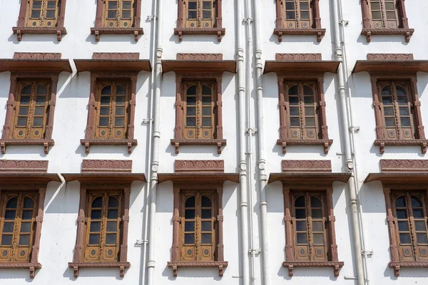 Vit Vägg Med Windows Inredda Indisk Stil Pushkar Rajasthan Indien — Stockfoto