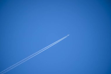 Uçak contrail kopya alanı ile mavi gökyüzü karşı. Uçak gökyüzünde. Gökyüzünde bir uçak iz