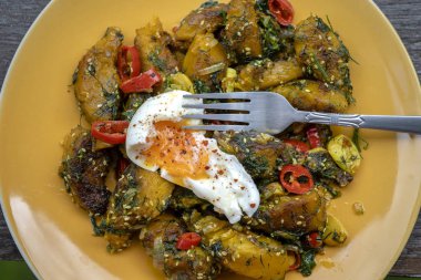 Kızarmış kabak ile baharat birlikte rafadan yumurta, en iyi görünüm, yakın çekim