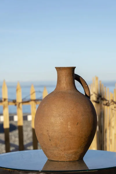 Große Tonkrug Steht Auf Einem Tisch Ufer Der Nähe Des — Stockfoto