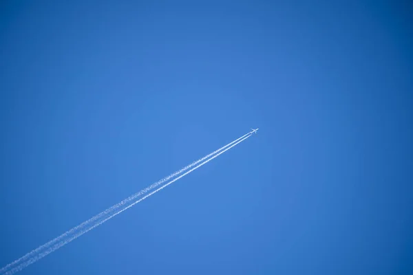 Avión Seguimiento Contra Cielo Azul Con Espacio Para Copias Avión — Foto de Stock