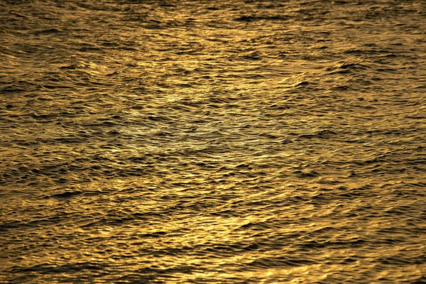 Όμορφο Ηλιοβασίλεμα Αντανάκλαση Αστράφτει Μικροσκοπικά Κυματισμούς Του Νερού Κύμα Κοντινό — Φωτογραφία Αρχείου
