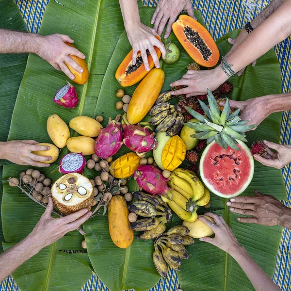 Frutas Tropicales Sobre Hojas Plátano Verde Manos Personas Grupo Amigos — Foto de Stock