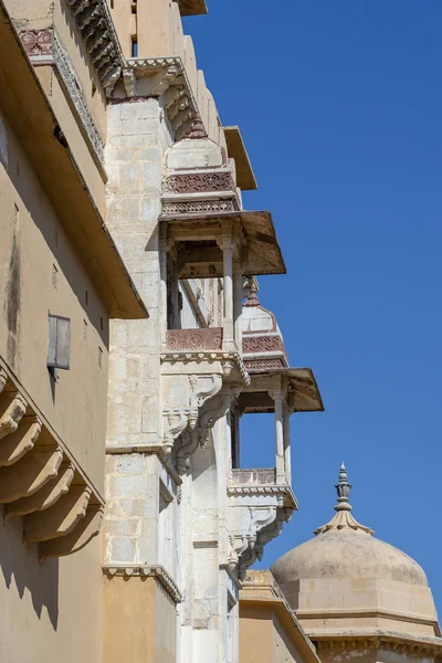 Λεπτομέρεια Αρχιτεκτονικής Διακοσμημένη Πρόσοψη Udaipur Rajasthan Ινδία Κλείσε — Φωτογραφία Αρχείου