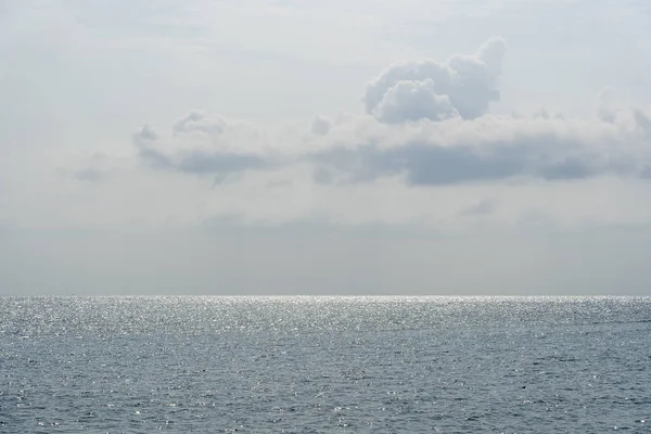 Cielo Azul Con Nubes Sobre Agua Del Mar Composición Natural — Foto de Stock