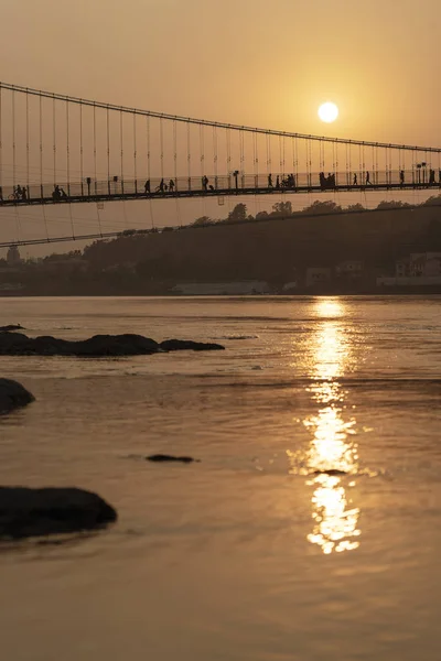 Vacker Utsikt Över Ganges Flodvatten Och Ram Jhula Bron Vid — Stockfoto